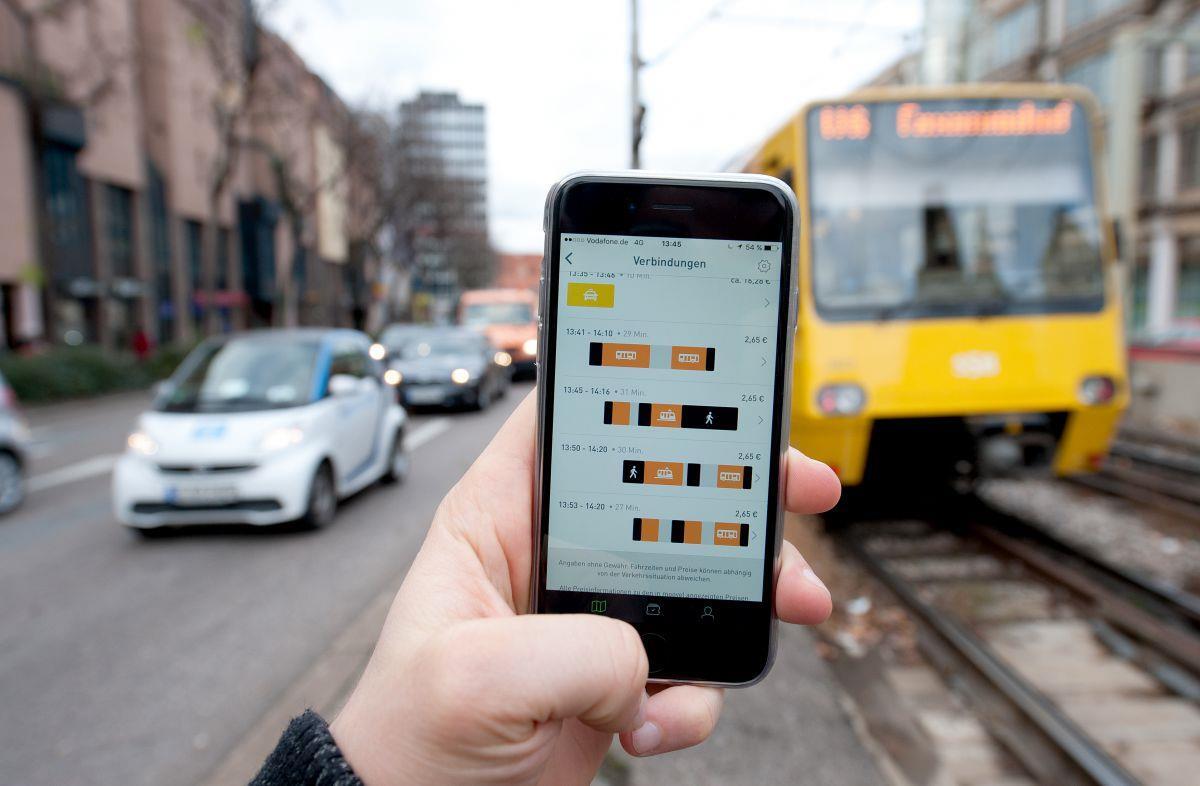 Die Verkehrs-App "Moovel" vereinfacht bereits heute die Nutzung öffentlicher Verkehrsmittel. Doch die Digitalisierung soll die Mobilität per Smartphone noch einfacher machen.