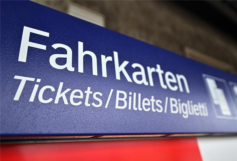 „Zu teuer“: Kritik am 49-Euro-Ticket Fahrkarten-Automat