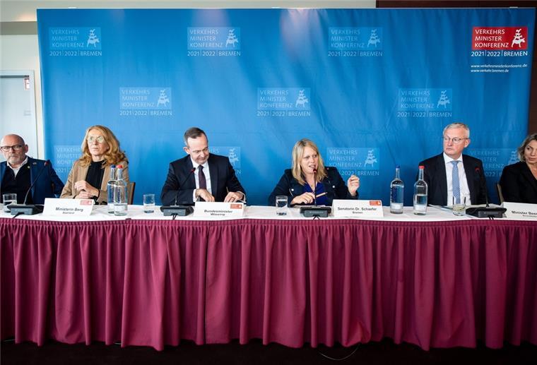 Winfried Hermann (Bündnis 90/Die Grünen), Petra Berg (SPD), Volker Wissing (FDP), Maike Schaefer (Grüne), Guido Beermann (CDU) und Susanna Karawanskij (Die Linke), geben in Bremerhaven eine Pressekonferenz zur Verkehrsministerkonferenz. 
