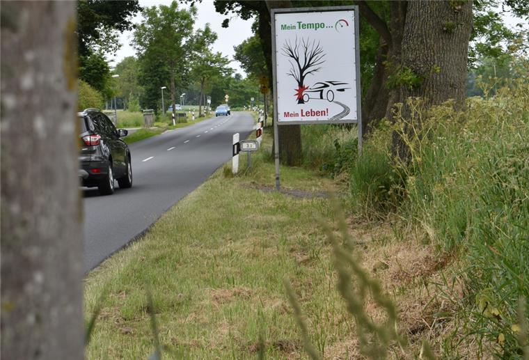 Dorum: Kampagne nimmt Motorradfahrer und Baumunfälle in den Blick Die Verkehrssicherheitskampagne „Mein Tempo... Mein Leben!“ mahnt Auto- und Motorradfahrer jetzt auch im Cuxland - wie hier auf der K69 bei Dorum - zur umsichtigen Fahrweise.