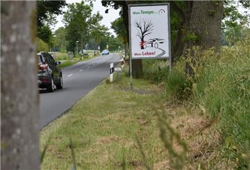 Die Verkehrssicherheitskampagne „Mein Tempo... Mein Leben!“ mahnt Auto- und Motorradfahrer jetzt auch im Cuxland - wie hier auf der K69 bei Dorum - zur umsichtigen Fahrweise.