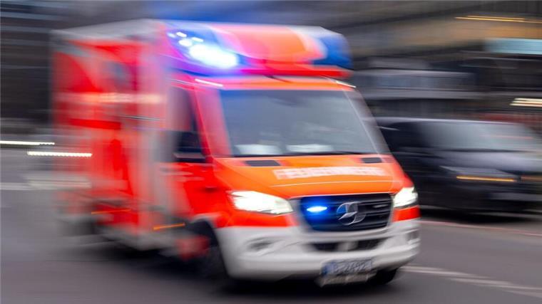 Ein Rettungswagen der Feuerwehr fährt mit Blaulicht zu einem Einsatz.