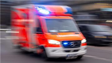 Ein Rettungswagen der Feuerwehr fährt mit Blaulicht zu einem Einsatz.