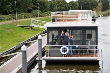 Die Vermietung der Hausboote auf dem Hadelner Kanal ist gestartet.