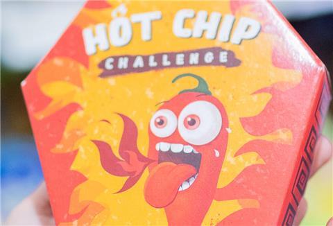 Die Verpackung ist wie Sarg geformt: Die schärfsten Chips, die es in Bremerhaven zu kaufen gibt.