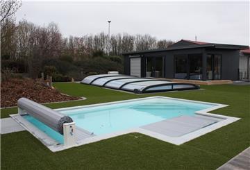Die verschiedenen Pool-Modelle können im Außengelände angesehen werden.