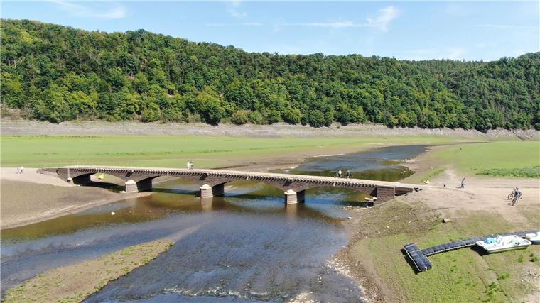 Wasser im Edersee wird knapp - Füllstand unter 20 Prozent Die versunkenen Ruinen aufgegebener Dörfer locken jedes Jahr Tausende Besucher an.