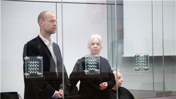 Die Verteidigung fordert, das Verfahren auszusetzen.