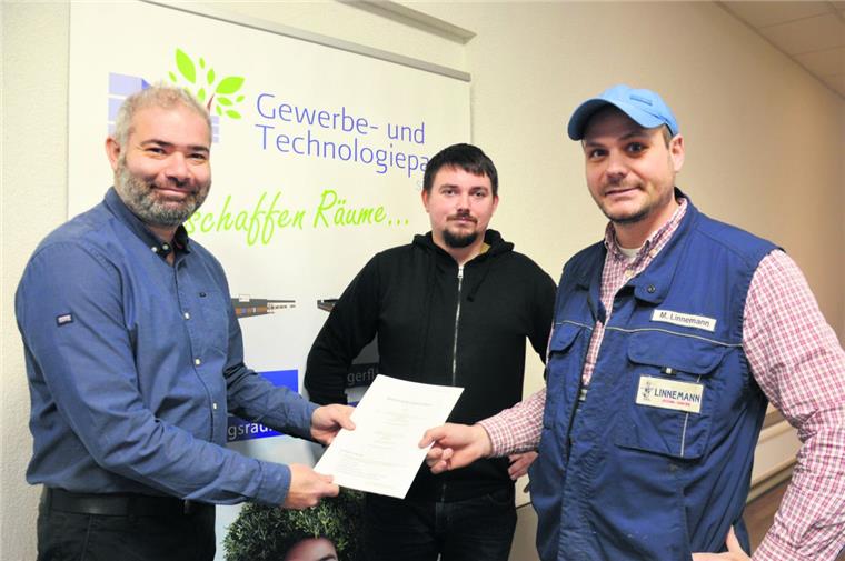 Die Verträge sind unterschrieben: Ertan Yildirim (links), mit Jan-Oliver Hoops Eigentümer des Gewerbe- und Technologieparks, freut sich über die Erfolgsgeschichte von Markus Linnemann (rechts) und über den jungen Nachmieter Tobias Stein, der ebenfalls als Alleinunternehmer beginnt.