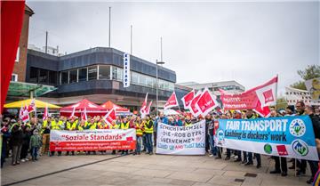 Die Vertreter der verschiedenen Gewerkschaften trugen bei der Mai-Demo ihre Forderungen auf Transparenten vor sich her.