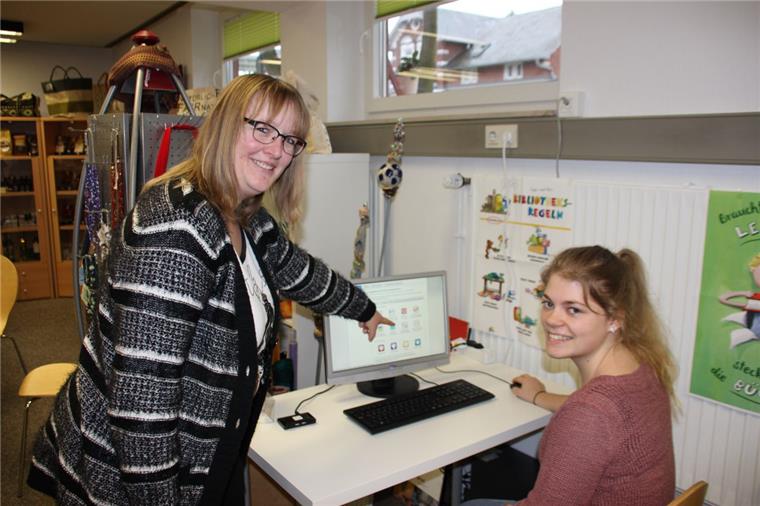 Stadland stellt kostenlos Terminal für Nutzung privater Daten zur Verfügung Die Verwaltungsangestellte und Datenschutzkoordinatorin bei der Gemeinde Stadland, Natascha Waidelich (stehend), und die Verwaltungsangestellte Merle Lienemann präsentieren den neuen Terminal in der Gemeindebücherei. Zusammen mit dem Personalausweis können wichtige persönliche Informationen abgerufen werden.