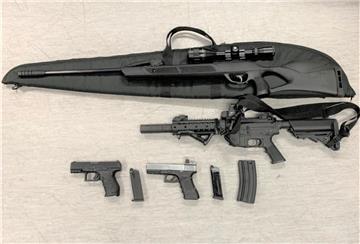 Die vier Waffen beschlagnahmte die Polizei bei einer Kontrolle auf der Autobahn bei Sittensen.