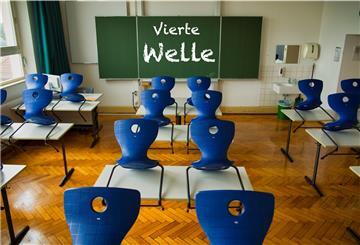 Ein Klassenraum mit Stühlen.
