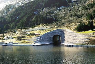 Visualisierung des geplanten Stad-Schiffstunnels in Norwegen mit Tunneleingang an einem Berghang, davor ein Schiff auf dem Wasser, umgeben von bewaldeten Hängen und schneebedeckten Bergen.
