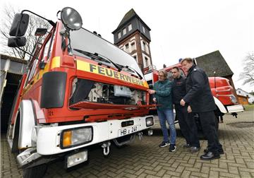 Die völlig veraltete Ausrüstung macht der Freiwilligen Feuerwehr Lehe zu schaffen. Das 31 Jahre alte Löschfahrzeug (links) versagte den Dienst, als die Wehrleute Dienstagnacht zu einem Brand gerufen wurden.