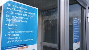 Die Volksbank in Midlum ist geschlossen und die Hinweisschilder weisen auf die nächsten Filialen hin.
