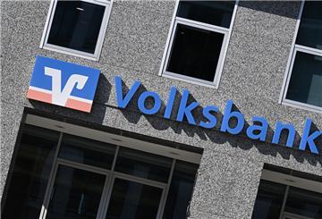Das Logo einer Volksbank ist an einer Filiale in Stuttgart angebracht.
