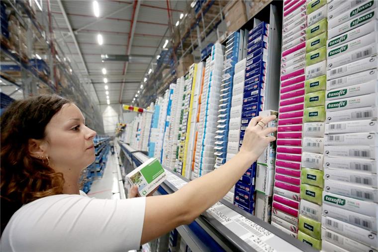 In Zeven werden Medikamente knapp Die vollen Regale mit Arzneimitteln täuschen etwas: Bestimmte Medikamente sind in Deutschland inzwischen knapp.