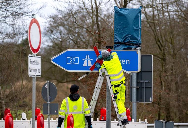 Die Vollsperrung der Autobahn 27 zwischen Hagen und Uthlede im Februar/März hatte Folgen: Weil Lkw und Autos wochenlang über die schmale Kreisstraße 48 donnerten, hat sie enorm gelitten und muss jetzt saniert werden.