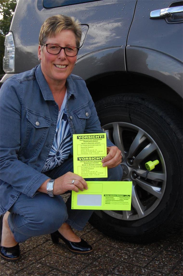 Wer nicht zahlt, wird platt gemacht: Stadland setzt Ventilwächter ein Die Vollstreckerin der Gemeinde Stadland, Kerstin Hullmann, präsentiert die Ventilwächter.