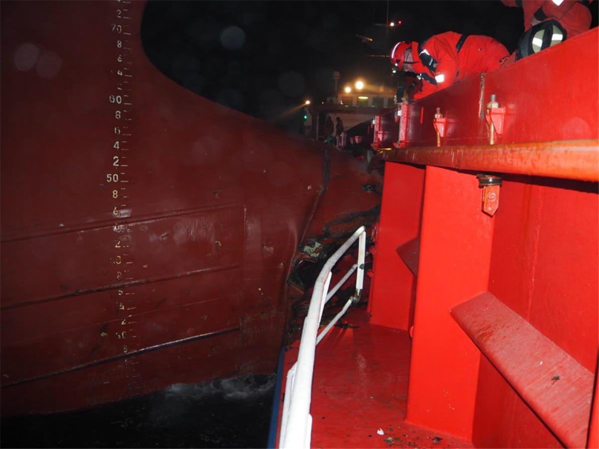 Notfall auf der Nordsee: Zwei Schiffe kollidieren vor Borkum Die vom Havariekommando zur Verfügung gestellte Aufnahme zeigt zwei kollidierte Schiffe rund 25 Kilometer vor der Nordsee-Insel Borkum.