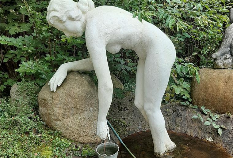 Die von den Gebrüdern Thiele gestaltete Figur der Wasserschöpferin steht heute auf dem Gelände eines Gartenvereins in Sievern.