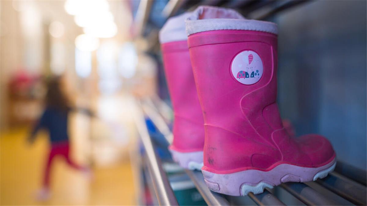 Warnstreiks am 7. März: Verdi ruft Beschäftigte in Bremerhaven und Cuxland auf Blick in eine Kita. Lilafarbene Stiefel sind rechts zu sehen, links unscharf ein Kind. Die von der Gewerkschaft Verdi angekündigten Warnstreiks am Freitag könnten zu deutlichen Einschränkungen, besonders in den Kitas in Bremerhaven und dem Cuxland, führen.
