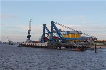 Die von Kronos Titan genutzte städtische Pier in Blexen (der vordere Teil vor Steelwind) ist stark sanierungsbedürftig.