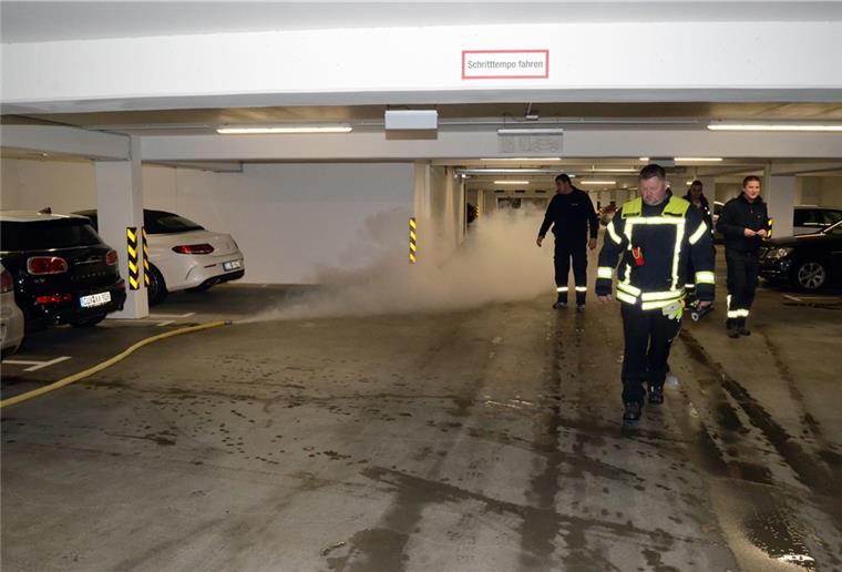 Loxstedt: Tiefgarage wird zur Nebellandschaft Die von Ortsbrandmeister Michael Wilcks (vorne) und anderen Feuerwehrleuten vorbereitete Verrauchung der Tiefgarage beginnt