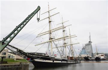 Ein historisches Segelschiff liegt in Bremerhaven.