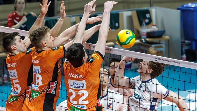 Arme hoch und abwehren Die Vorderspieler führen einen Block durch und wehren den Ball ab.
