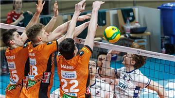 Die Vorderspieler führen einen Block durch und wehren den Ball ab.