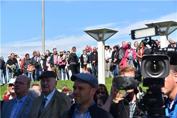 Die Vorfreude steigt: Die Besucher versammeln sich dicht gedrängt auf dem Deich.