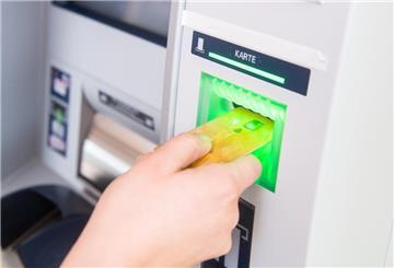 Die vorläufig festgenommenen Täter schauten ihren Opfern beim Geldabheben zu und merkten sich die PIN.