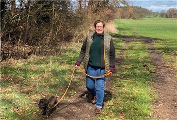 Die Vorsitzende der Jägerschaft Zeven, Behlke Mohrmann aus Rhadereistedt, zeigt mit Teckel Alma vom Osterbruch, wie es richtig ist: Immer schön an der Leine.