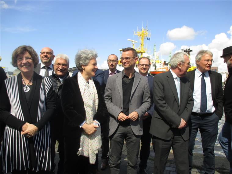 Die Vorsitzende des Bildungsausschusses im Deutschen Städtetag, Dr. Agnes Klein (vorne links)  aus Köln, plaudert während der Tagung am Fischereihafen mit Bremerhavens Schulstadtrat Michael Frost (vorne rechts).
