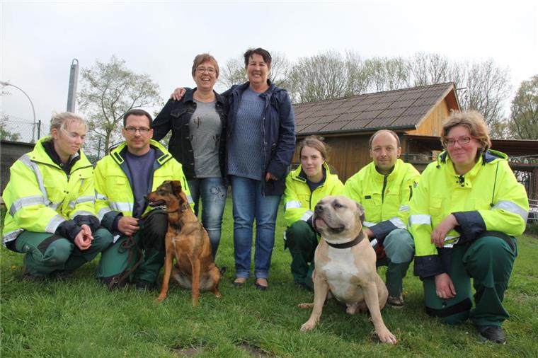 Die Vorsitzenden Birgit Block (links stehend) und Ute Liebenthal (rechts stehend) sowie die Mitarbeiter vom Cuxhavener Tierheim blicken positiv in die Zukunft: (von links) Alina, Marcus, Jasmina, Roman und Denise mit den beiden Fundhunden
Loli (links) und Sascha (rechts).  