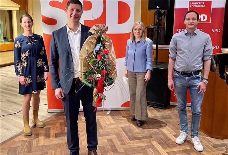 SPD will Koch und Wölbern wieder in den Landtag schicken Die Vorsitzenden der SPD-Unterbezirke Rotenburg, Ina Helwig (links) und Nils Bassen (rechts), und Verden, Dörte Liebetruth, gratulieren Tobias Koch zur Nominierung.