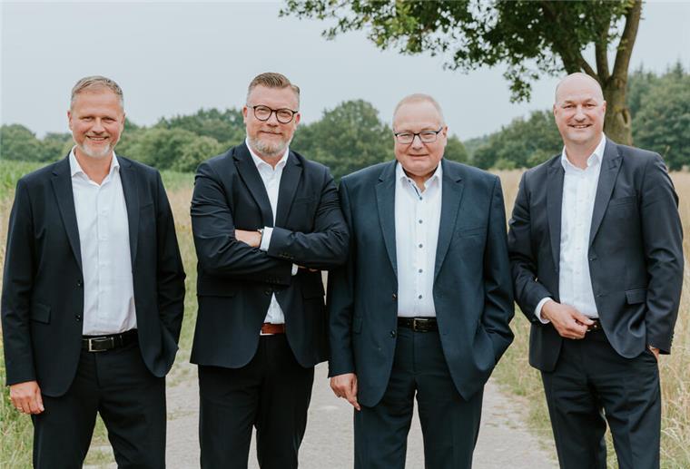 Die Volksbank Bremerhaven-Cuxland und Zevener Volksbank sind nun EINS Die Vorstände Frank Koschuth, Sascha Steffen, Uwe Kordes und Jochen Johannsen werden auch die Geschicke des fusionierten Hauses lenken.