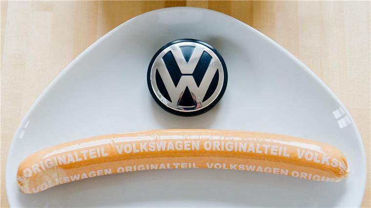 Die VW-Currywurst ist nicht nur in den Werkskantinen erhältlich, sondern auch in vielen Supermärkten. (Archivfoto)