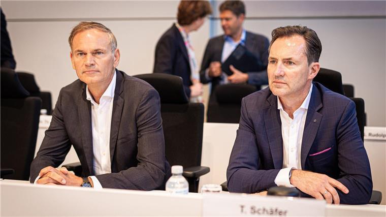 Die VW-Vorstände Oliver Blume (l) und Thomas Schäfer verteidigen ihre jüngsten Sparpläne.