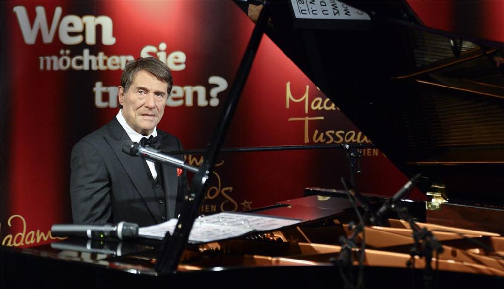 Die Wachsfigur des österreichischen Sängers Udo Jürgens wird 2013 im Wachsfigure...