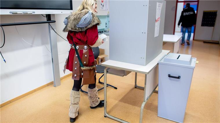 Die Wählerin Linda kostümiert sich als Wikingerin.