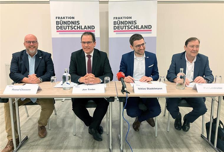 Die Wählervereinigung Bürger in Wut (BIW) wird zu Bündnis Deutschland und gibt dazu eine Pressekonferenz. Über die Ergebnisse der Urabstimmung informierten am Freitag Raoul Classen (l-r) von Bündnis Deutschland, Jan Timke von BIW, Niklas Stadelmann von Bündnis Deutschland und Piet Leidreiter. (zu dpa: «Bürger in Wut (BIW) wird zu Bündnis Deutschland») +++ dpa-Bildfunk +++