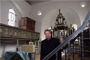Die Wände der Langwarder Kirche erstrahlen in frischem Weiß. Doch noch ist einiges zu tun, wie Pastor Mario Testa berichtet.