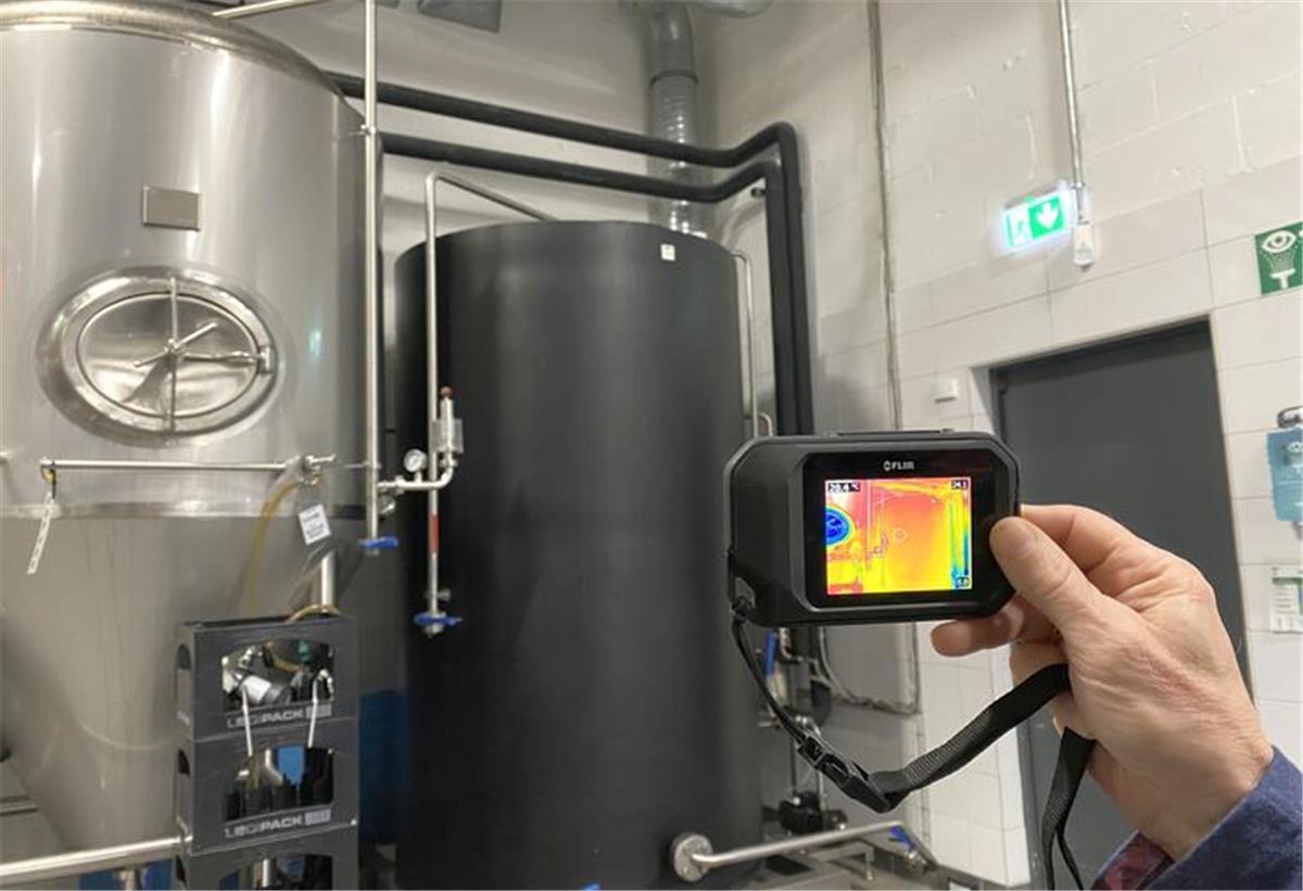 Eine ungenutzte Energiequelle: Abwärme Mit einer Wärmekamera wird die Abwärme in einer Industrieanlage sichtbar gemacht.