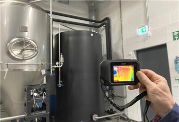 Mit einer Wärmekamera wird die Abwärme in einer Industrieanlage sichtbar gemacht.
