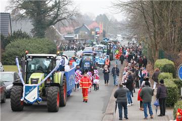 Die Wagen ziehen durch den Ort. Karneval in Wehdel 2018. Foto: Kai-Martin Ulrich
