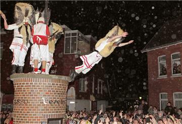 Die waghalsigen Sprünge in die Menschenmenge beim Klaasohm-Fest sind Teil der Tradition.