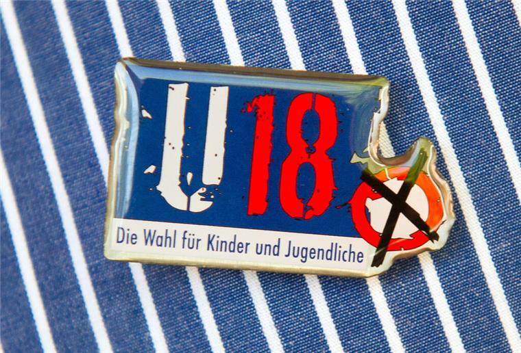 So haben Bremen und Niedersachsen bei den U18-Wahlen abgestimmt Ein Schüler der Gustave Eiffel Schule in Berlin trägt am 16.05.2014 beim Bildungsprojekt «U-18-Europawahl» einen Anstec